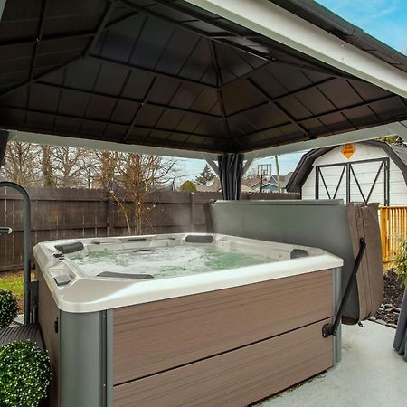 Blue Valley Inn - Hot Tub & Spacious Play Area! Knoxville Eksteriør billede