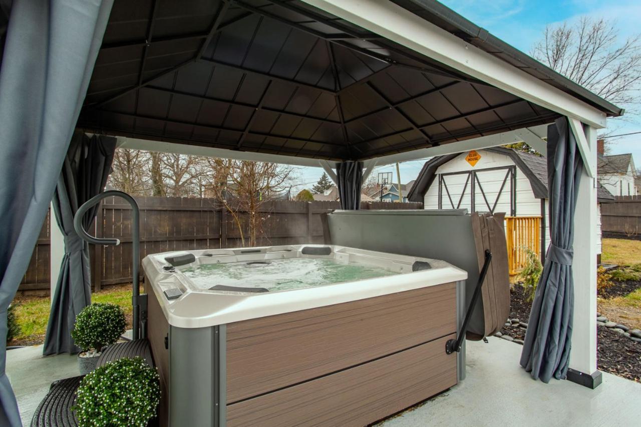 Blue Valley Inn - Hot Tub & Spacious Play Area! Knoxville Eksteriør billede